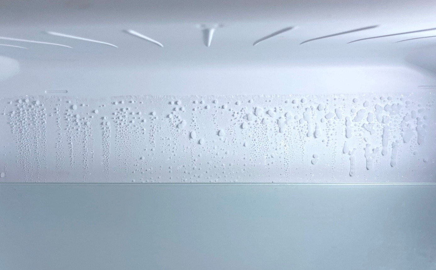 exemple de condensation et de formation de glace normales sur la paroi arrière d’un réfrigérateur